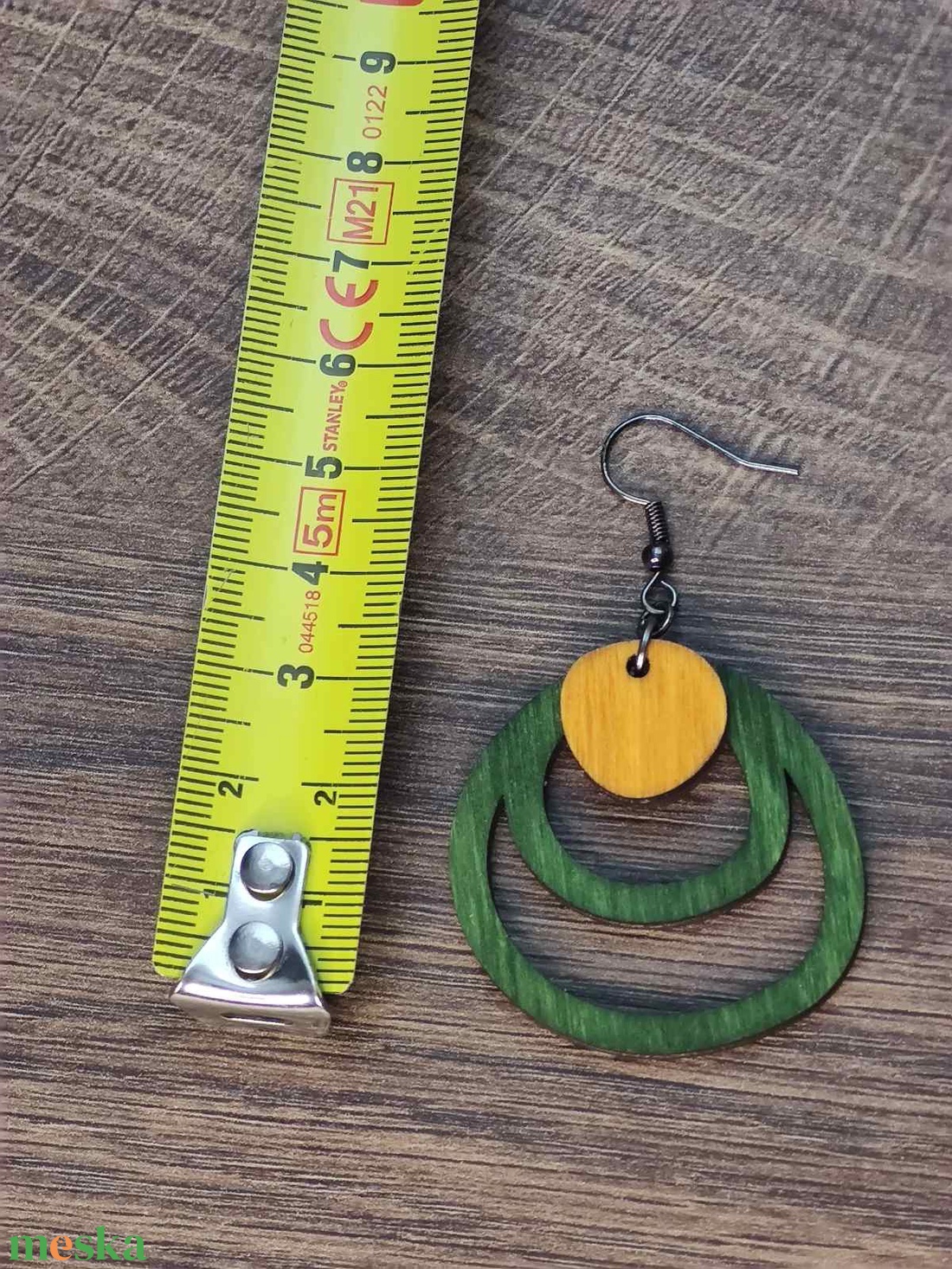 Kétszínű fa fülbevaló - zöld+sárga - ékszer - fülbevaló - lógó fülbevaló - Meska.hu