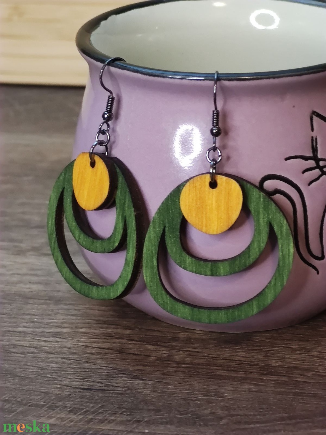 Kétszínű fa fülbevaló - zöld+sárga - ékszer - fülbevaló - lógó fülbevaló - Meska.hu