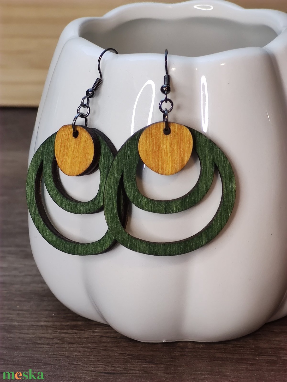 Kétszínű fa fülbevaló - zöld+sárga - ékszer - fülbevaló - lógó fülbevaló - Meska.hu