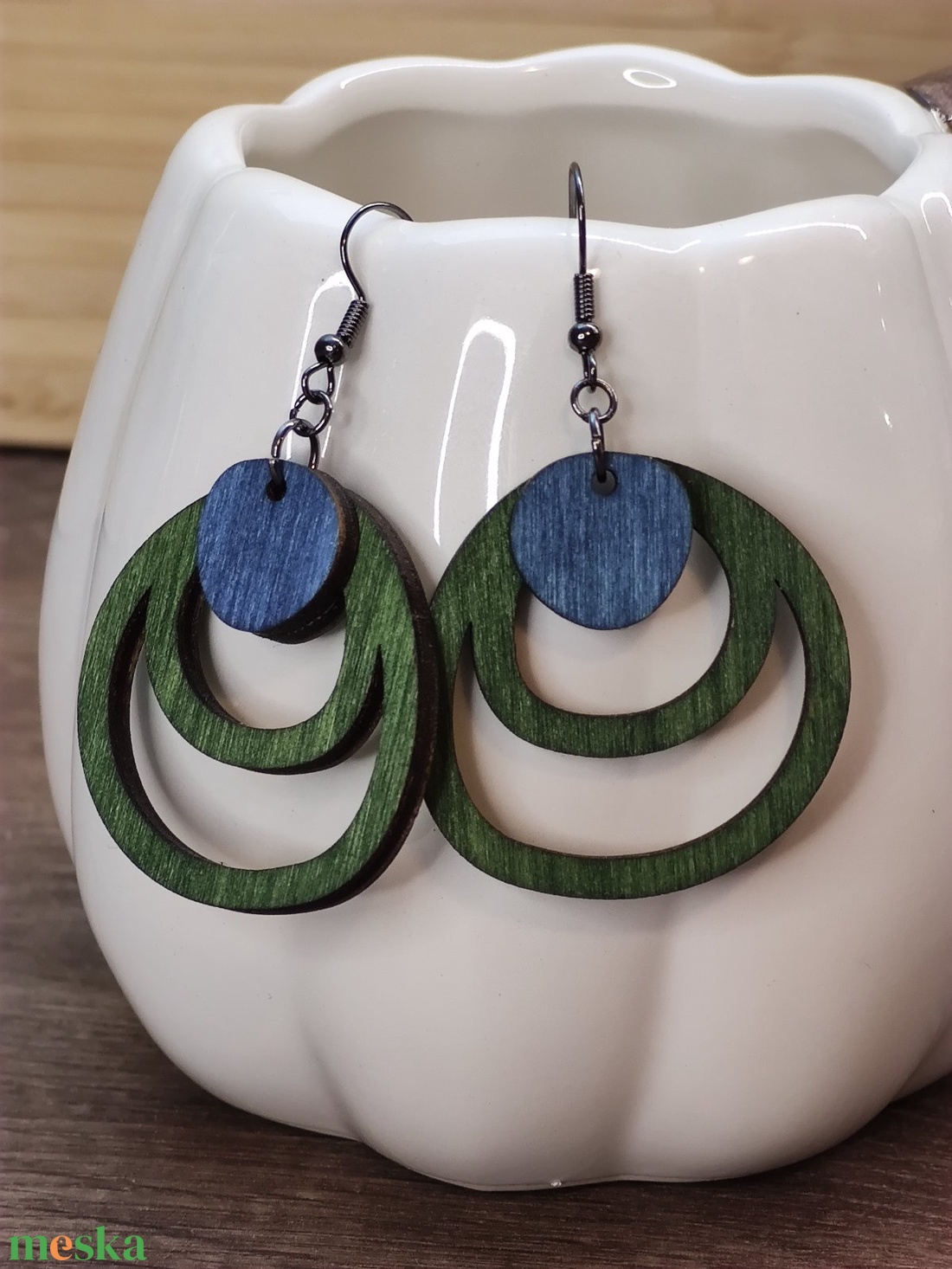 Kétszínű fa fülbevaló - zöld+kék - ékszer - fülbevaló - lógó fülbevaló - Meska.hu