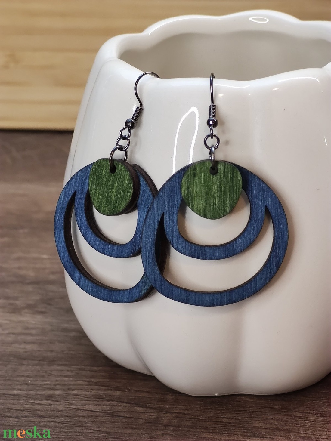 Kétszínű fa fülbevaló - kék+zöld - ékszer - fülbevaló - lógó fülbevaló - Meska.hu