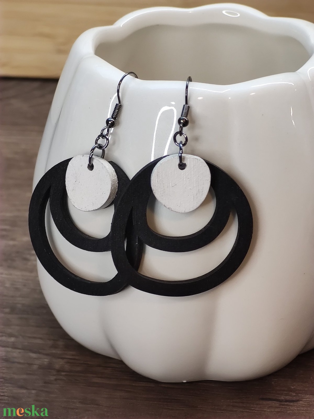 Kétszínű fa fülbevaló - fekete+fehér - ékszer - fülbevaló - lógó fülbevaló - Meska.hu
