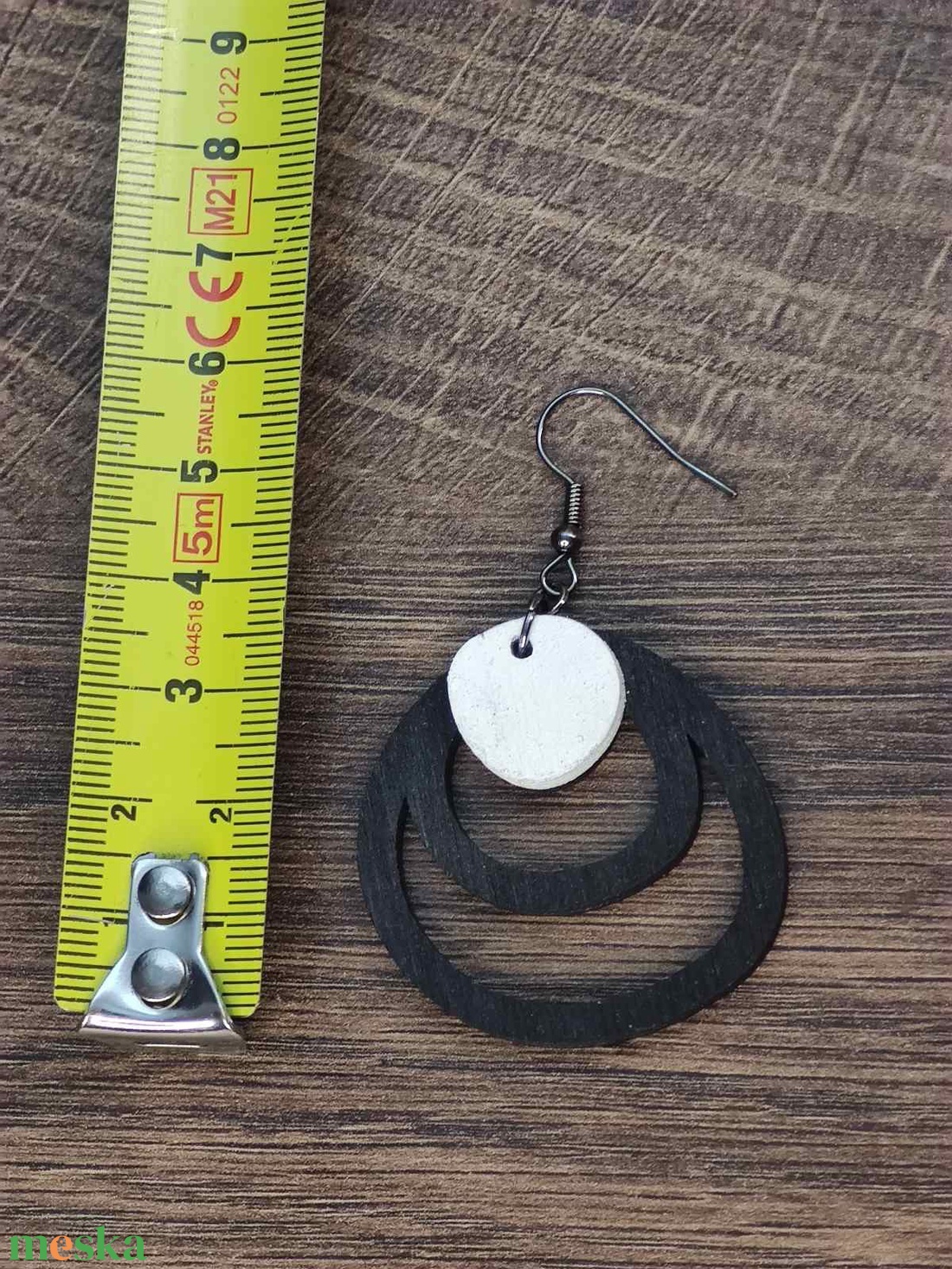 Kétszínű fa fülbevaló - fekete+fehér - ékszer - fülbevaló - lógó fülbevaló - Meska.hu