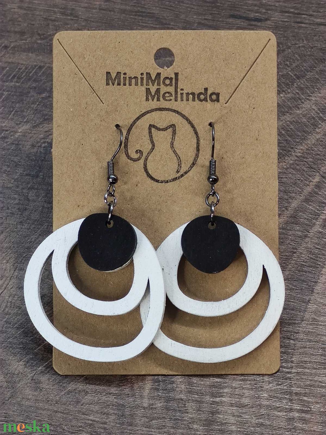 Kétszínű fa fülbevaló - fehér+fekete - ékszer - fülbevaló - lógó fülbevaló - Meska.hu
