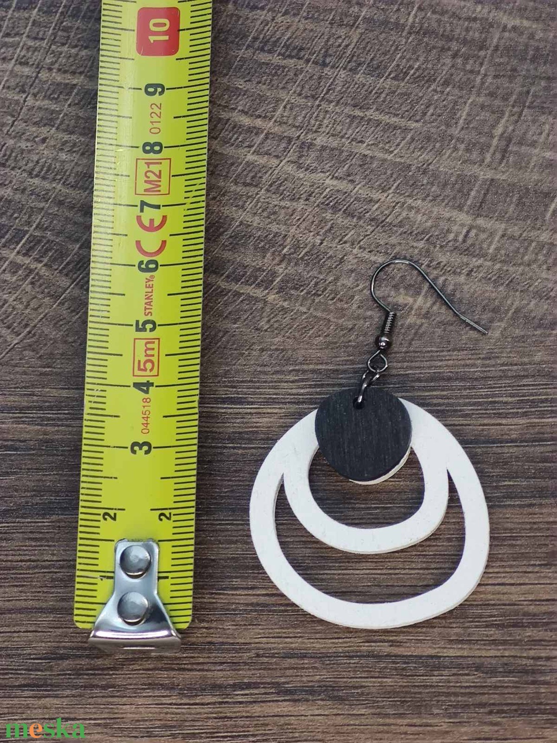 Kétszínű fa fülbevaló - fehér+fekete - ékszer - fülbevaló - lógó fülbevaló - Meska.hu