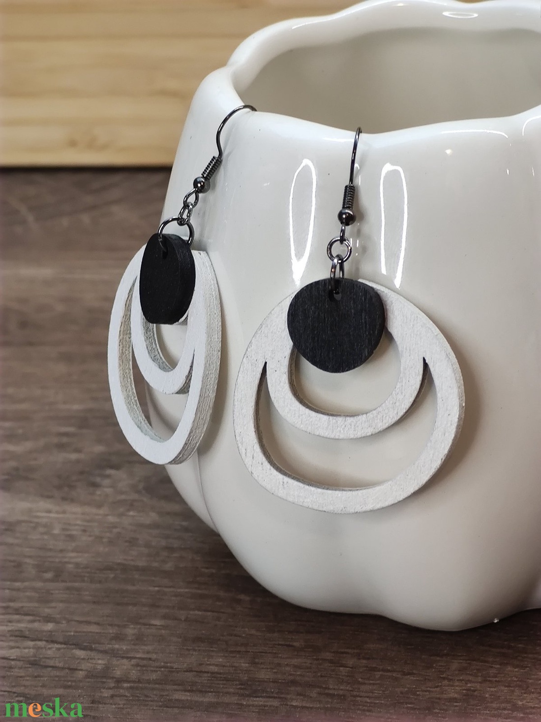 Kétszínű fa fülbevaló - fehér+fekete - ékszer - fülbevaló - lógó fülbevaló - Meska.hu