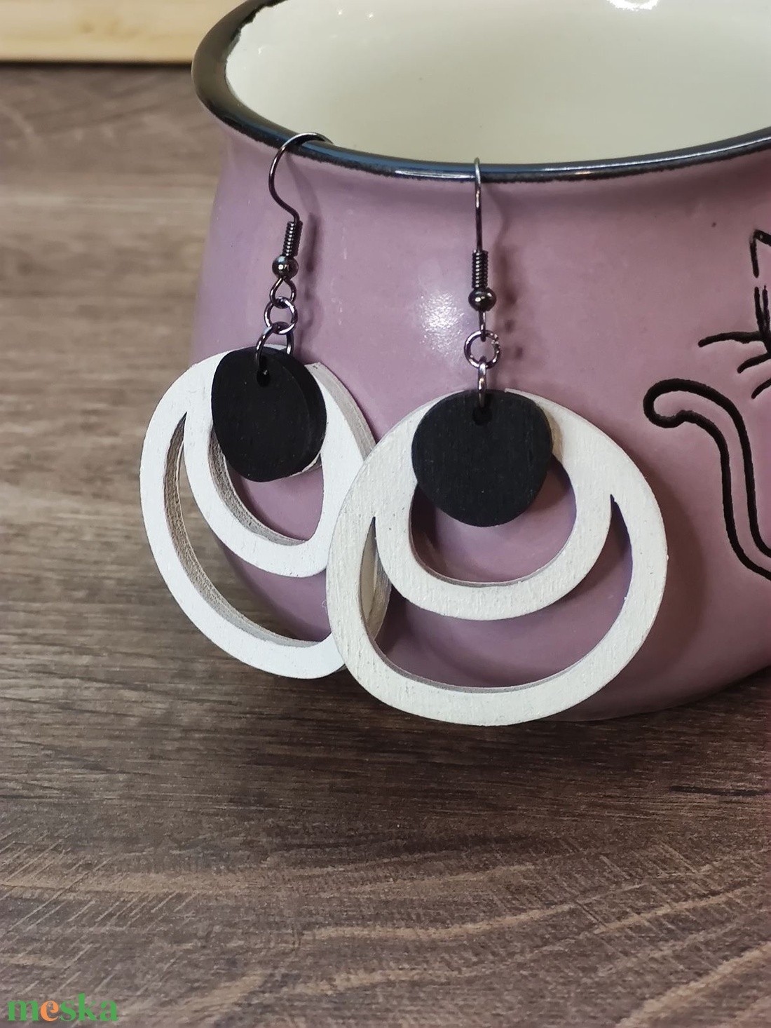 Kétszínű fa fülbevaló - fehér+fekete - ékszer - fülbevaló - lógó fülbevaló - Meska.hu