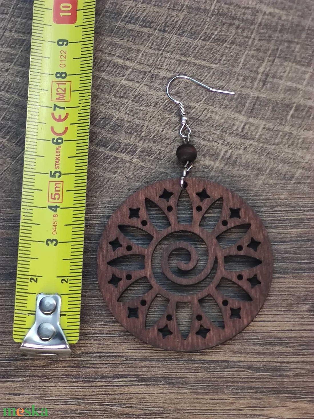 Napvirág � sötétbarna fa fülbevaló - ékszer - fülbevaló - lógós kerek fülbevaló - Meska.hu