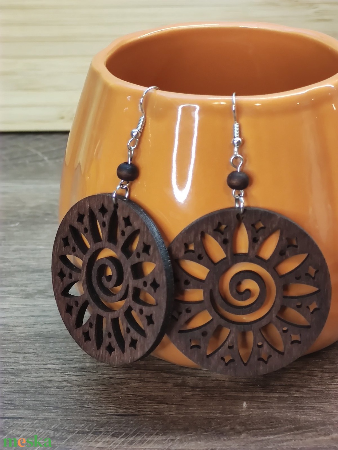 Napvirág � sötétbarna fa fülbevaló - ékszer - fülbevaló - lógós kerek fülbevaló - Meska.hu