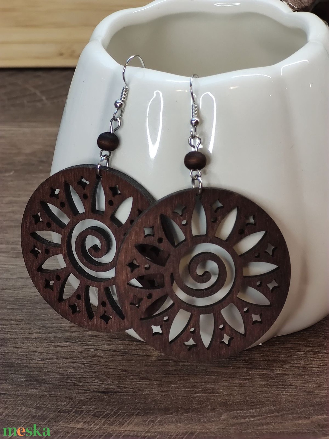 Napvirág � sötétbarna fa fülbevaló - ékszer - fülbevaló - lógós kerek fülbevaló - Meska.hu