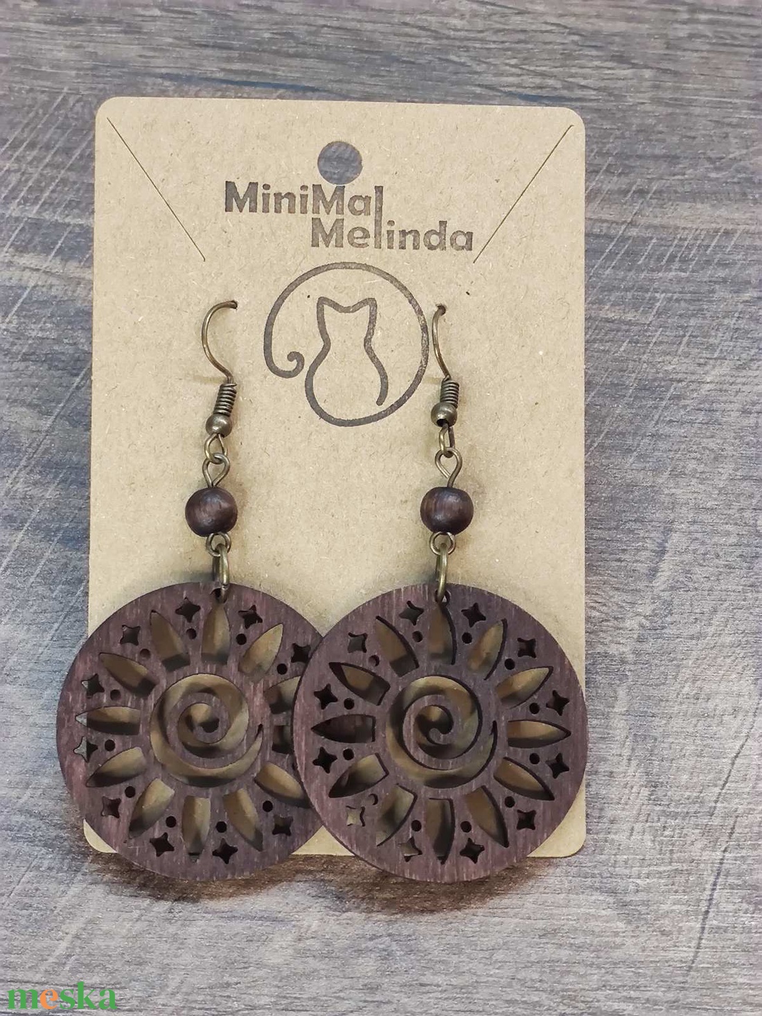 Napvirág � sötétbarna fa fülbevaló, kicsi - ékszer - fülbevaló - lógós kerek fülbevaló - Meska.hu