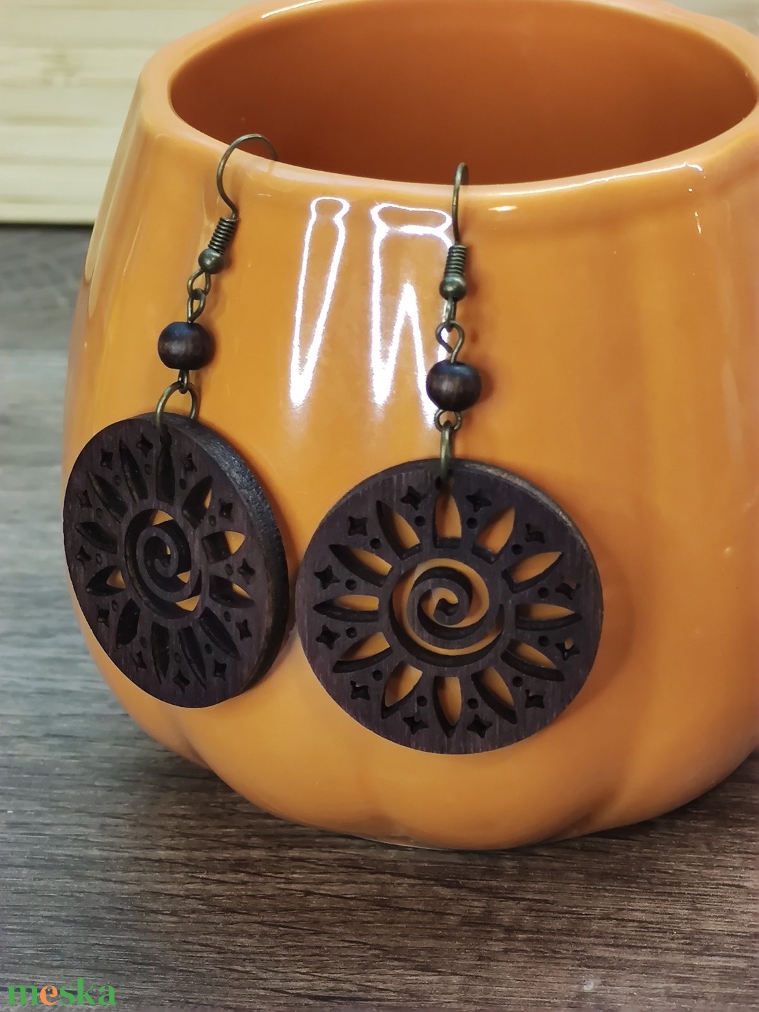 Napvirág � sötétbarna fa fülbevaló, kicsi - ékszer - fülbevaló - lógós kerek fülbevaló - Meska.hu