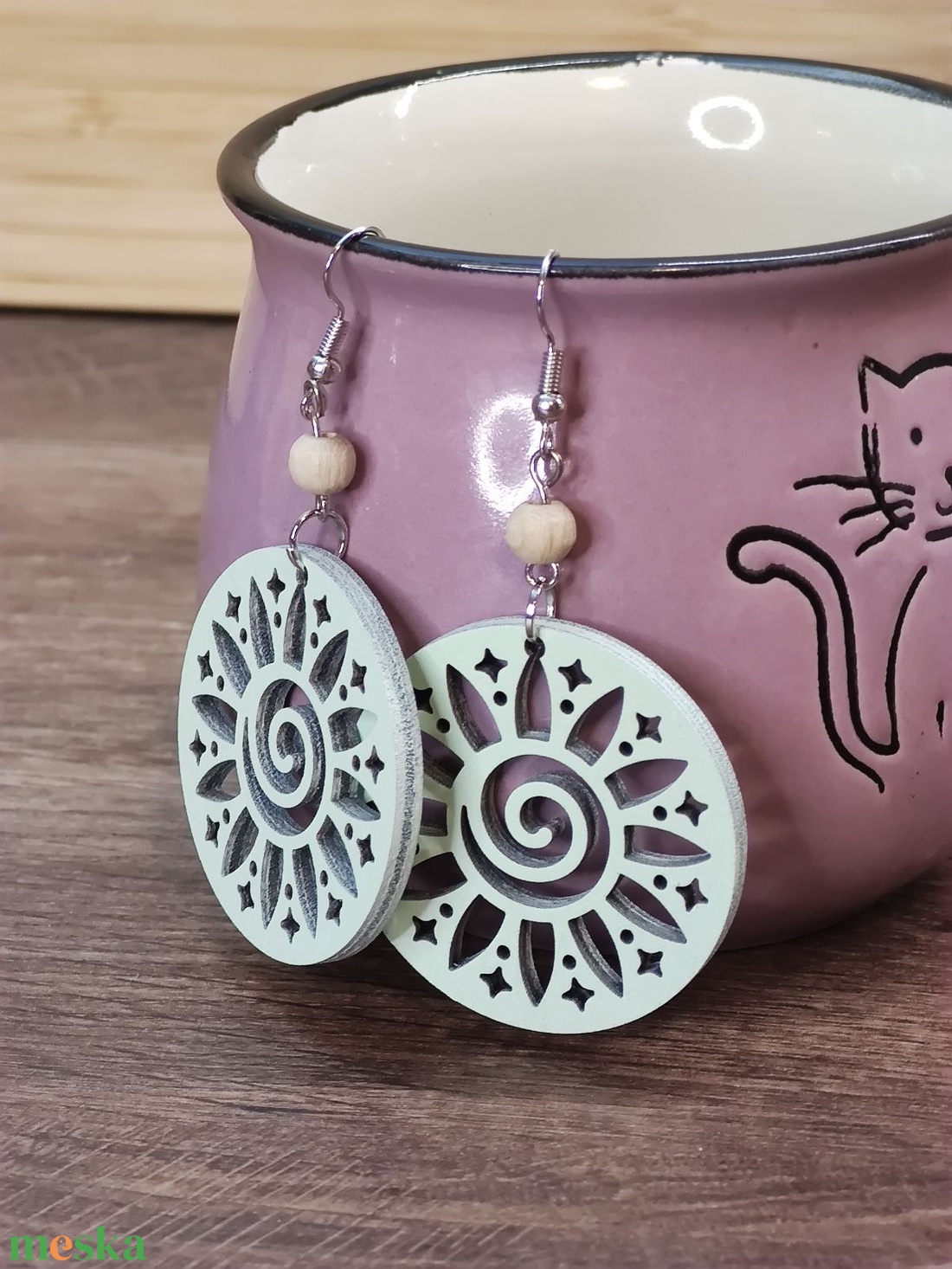 Napvirág � mentazöld fa fülbevaló, közepes - ékszer - fülbevaló - lógós kerek fülbevaló - Meska.hu