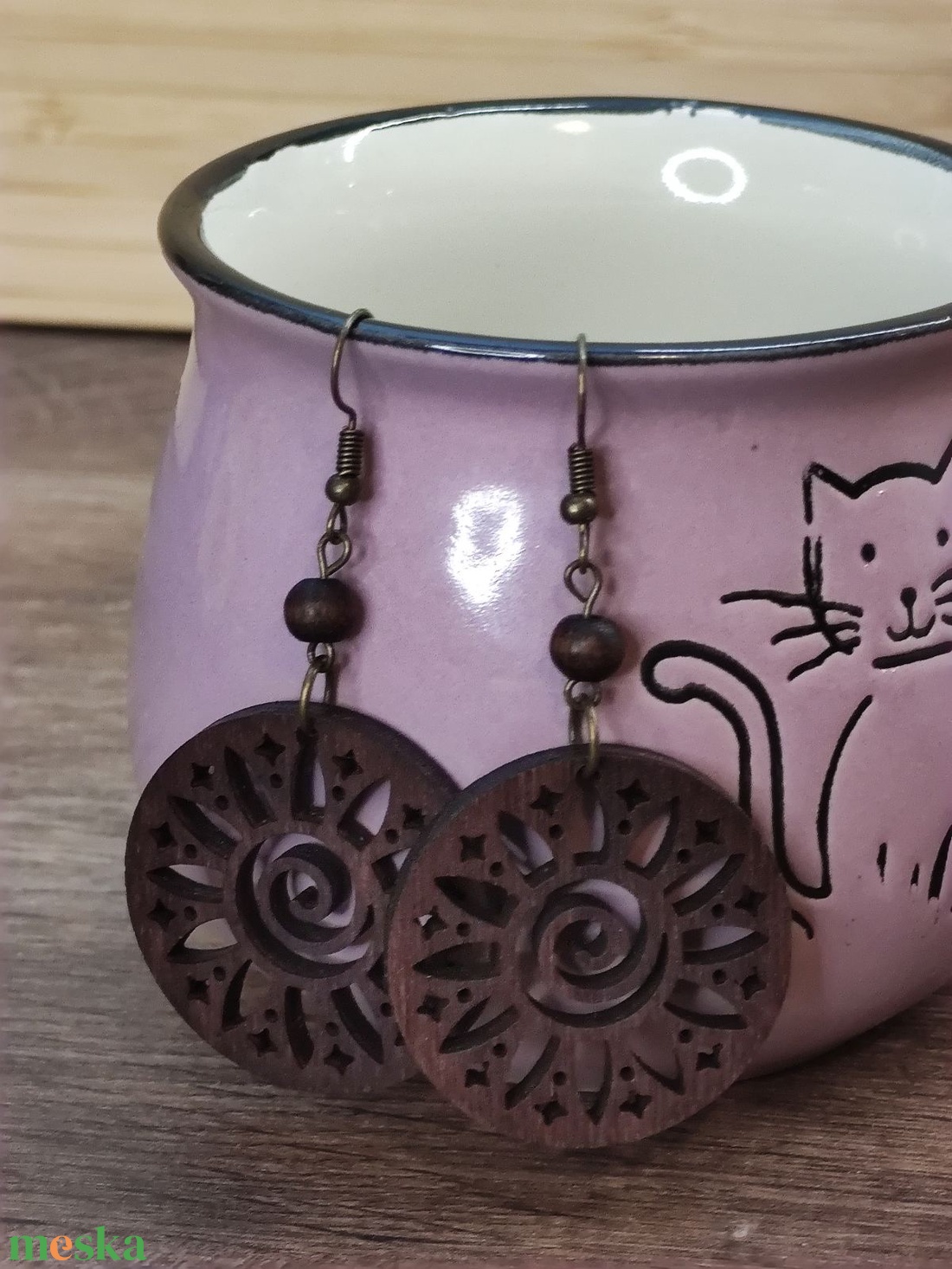 Napvirág � sötétbarna fa fülbevaló, kicsi - ékszer - fülbevaló - lógós kerek fülbevaló - Meska.hu