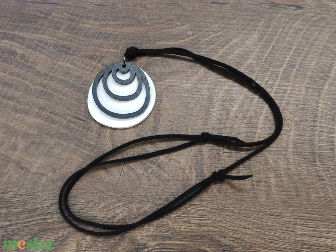 Kétszínű kétrétegű nyaklánc állítható hosszúsággal - fehér+fekete - ékszer - nyaklánc - medálos nyaklánc - Meska.hu