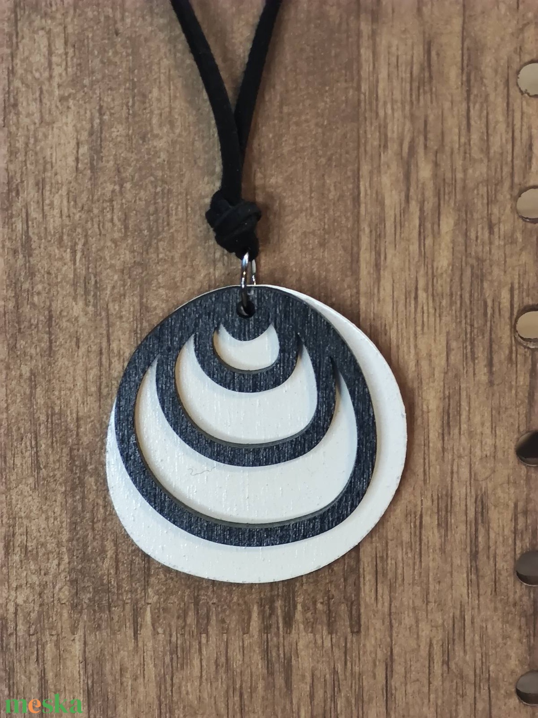 Kétszínű kétrétegű nyaklánc állítható hosszúsággal - fehér+fekete - ékszer - nyaklánc - medálos nyaklánc - Meska.hu