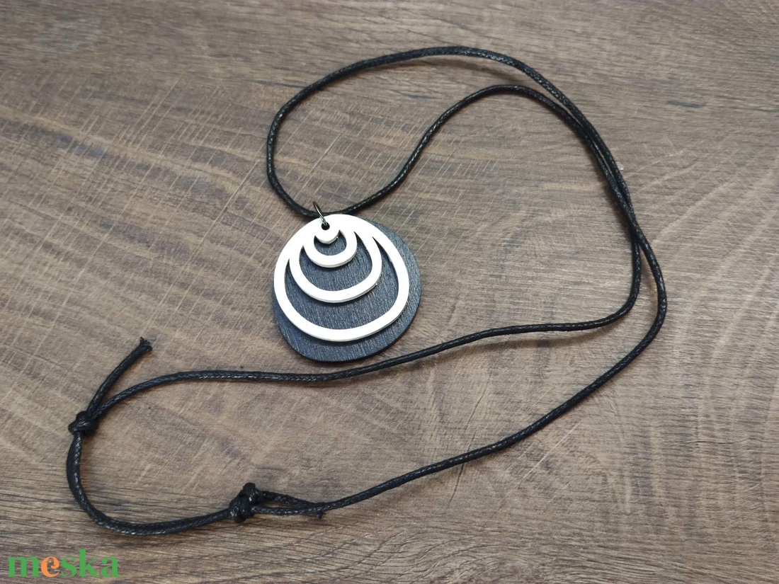 Kétszínű kétrétegű nyaklánc állítható hosszúsággal - fekete+fehér - ékszer - nyaklánc - medálos nyaklánc - Meska.hu