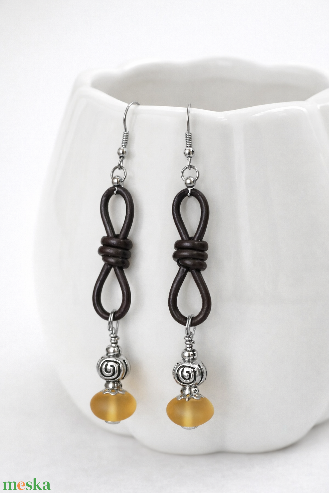 Gyöngyös bőr fülbevaló - ékszer - fülbevaló - lógó fülbevaló - Meska.hu