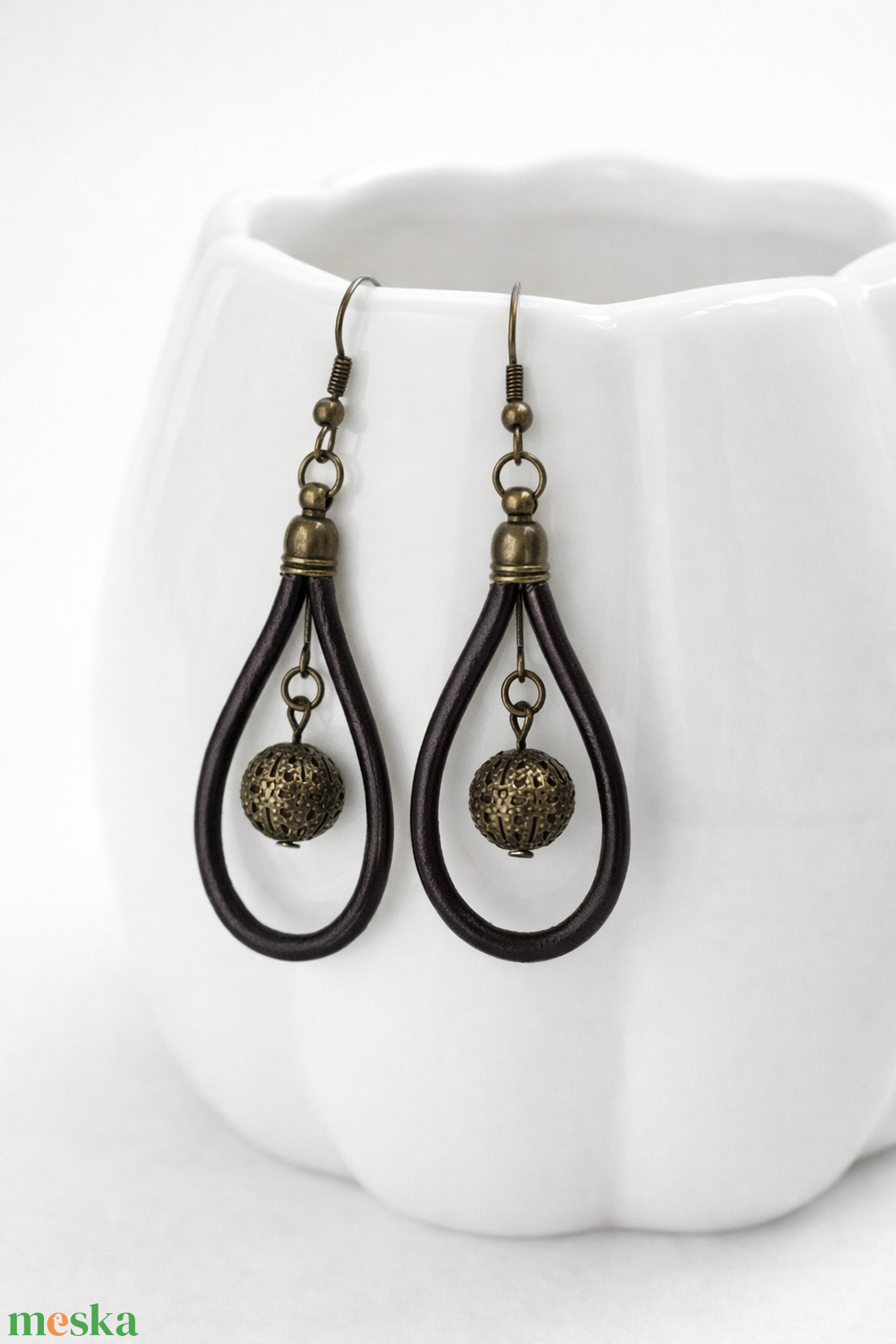 Gyöngyös bőr fülbevaló - ékszer - fülbevaló - lógó fülbevaló - Meska.hu