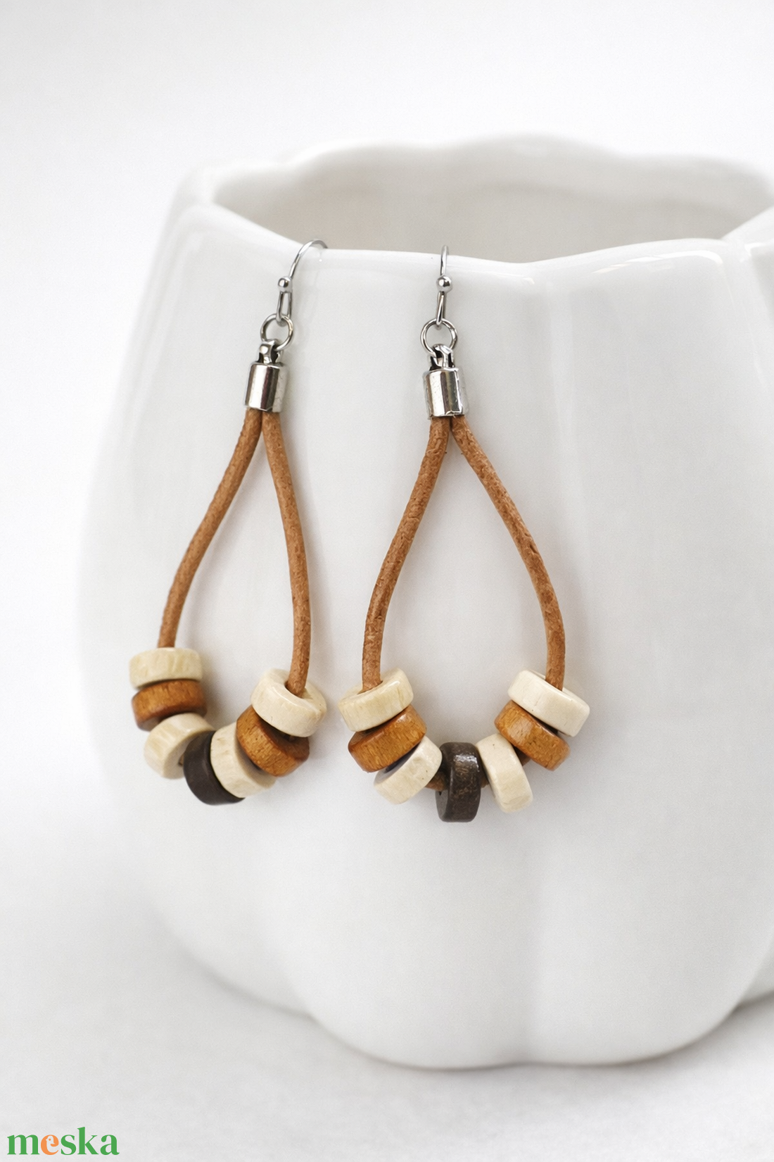 Bőr fülbevaló fa gyöngyökkel - ékszer - fülbevaló - lógó fülbevaló - Meska.hu