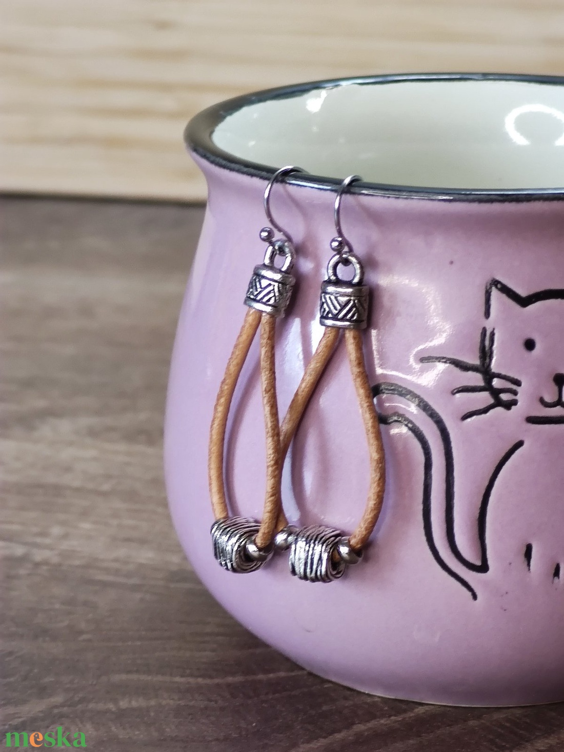 Bőr fülbevaló fém gyöngyökkel - ékszer - fülbevaló - lógó fülbevaló - Meska.hu