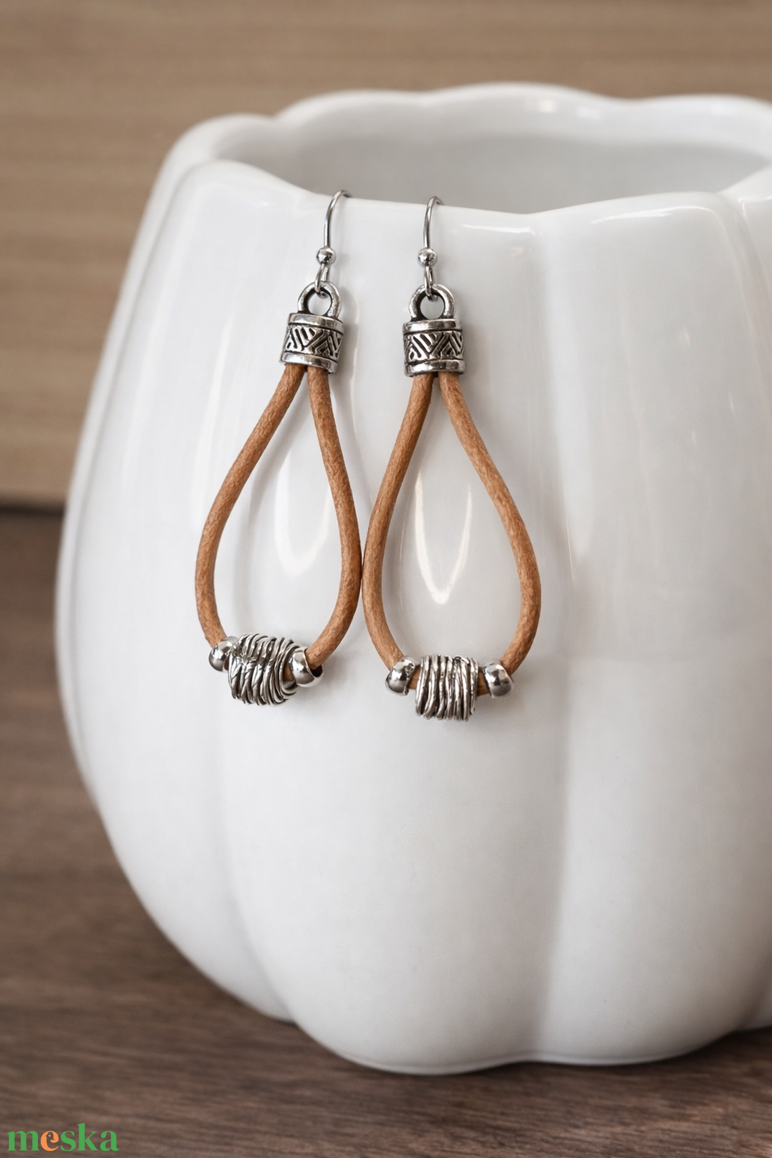 Bőr fülbevaló fém gyöngyökkel - ékszer - fülbevaló - lógó fülbevaló - Meska.hu