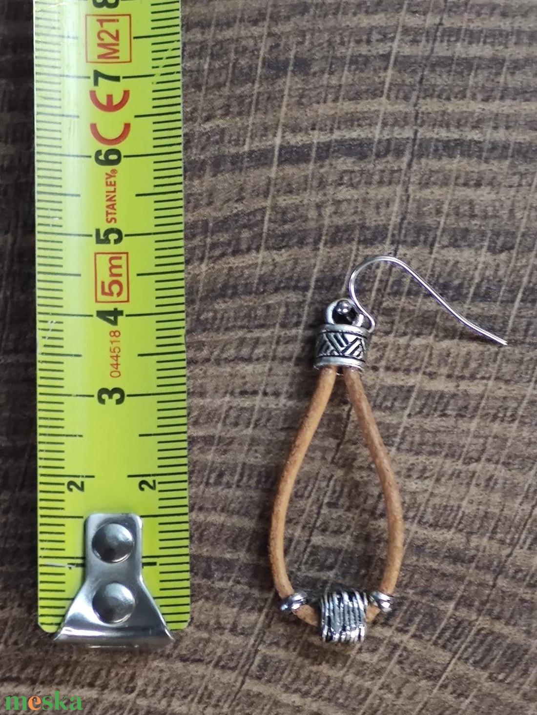 Bőr fülbevaló fém gyöngyökkel - ékszer - fülbevaló - lógó fülbevaló - Meska.hu