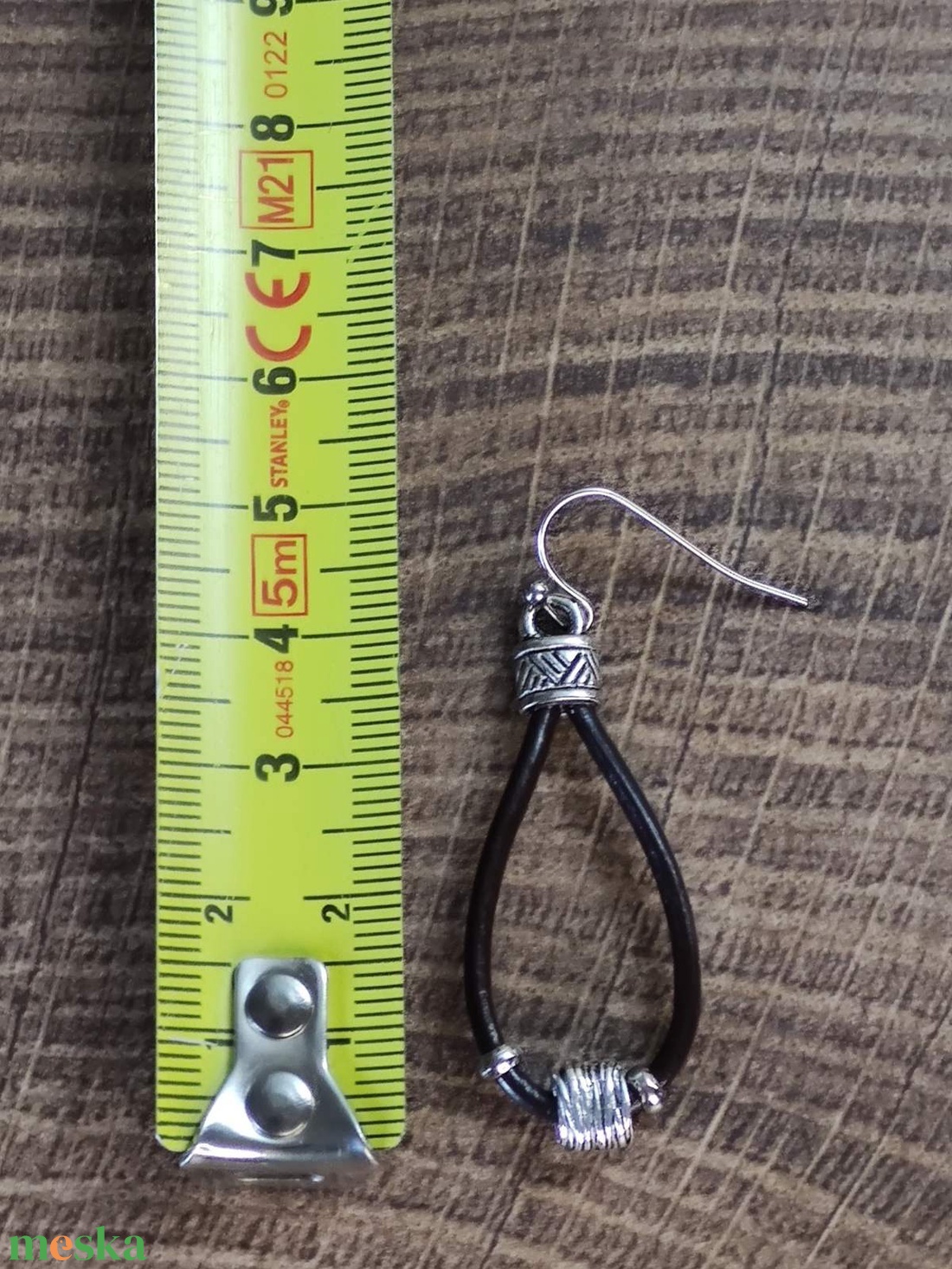 Bőr fülbevaló fém gyöngyökkel - ékszer - fülbevaló - lógó fülbevaló - Meska.hu