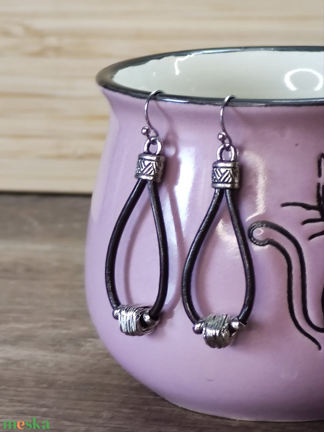 Bőr fülbevaló fém gyöngyökkel - ékszer - fülbevaló - lógó fülbevaló - Meska.hu