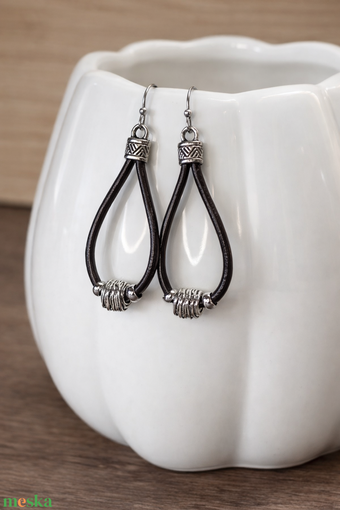 Bőr fülbevaló fém gyöngyökkel - ékszer - fülbevaló - lógó fülbevaló - Meska.hu