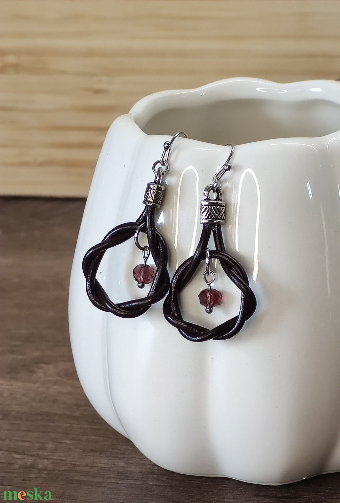 Bőr fülbevaló gyöngyökkel - ékszer - fülbevaló - lógó fülbevaló - Meska.hu