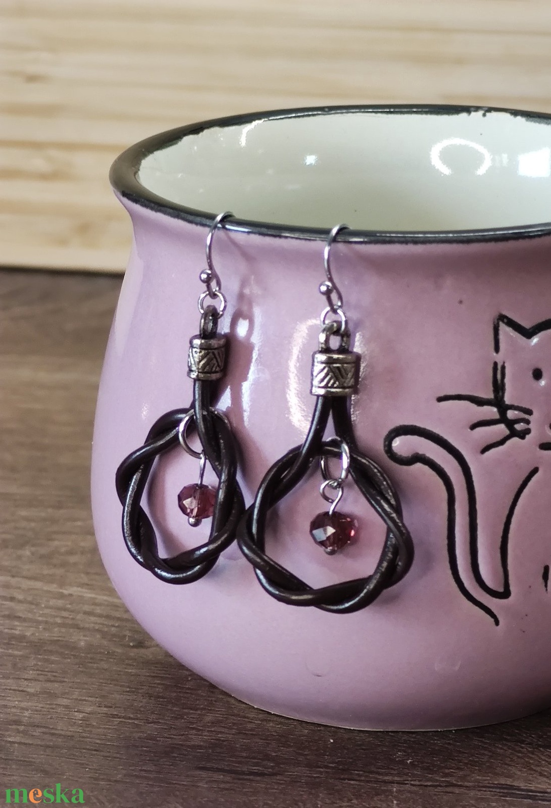 Bőr fülbevaló gyöngyökkel - ékszer - fülbevaló - lógó fülbevaló - Meska.hu