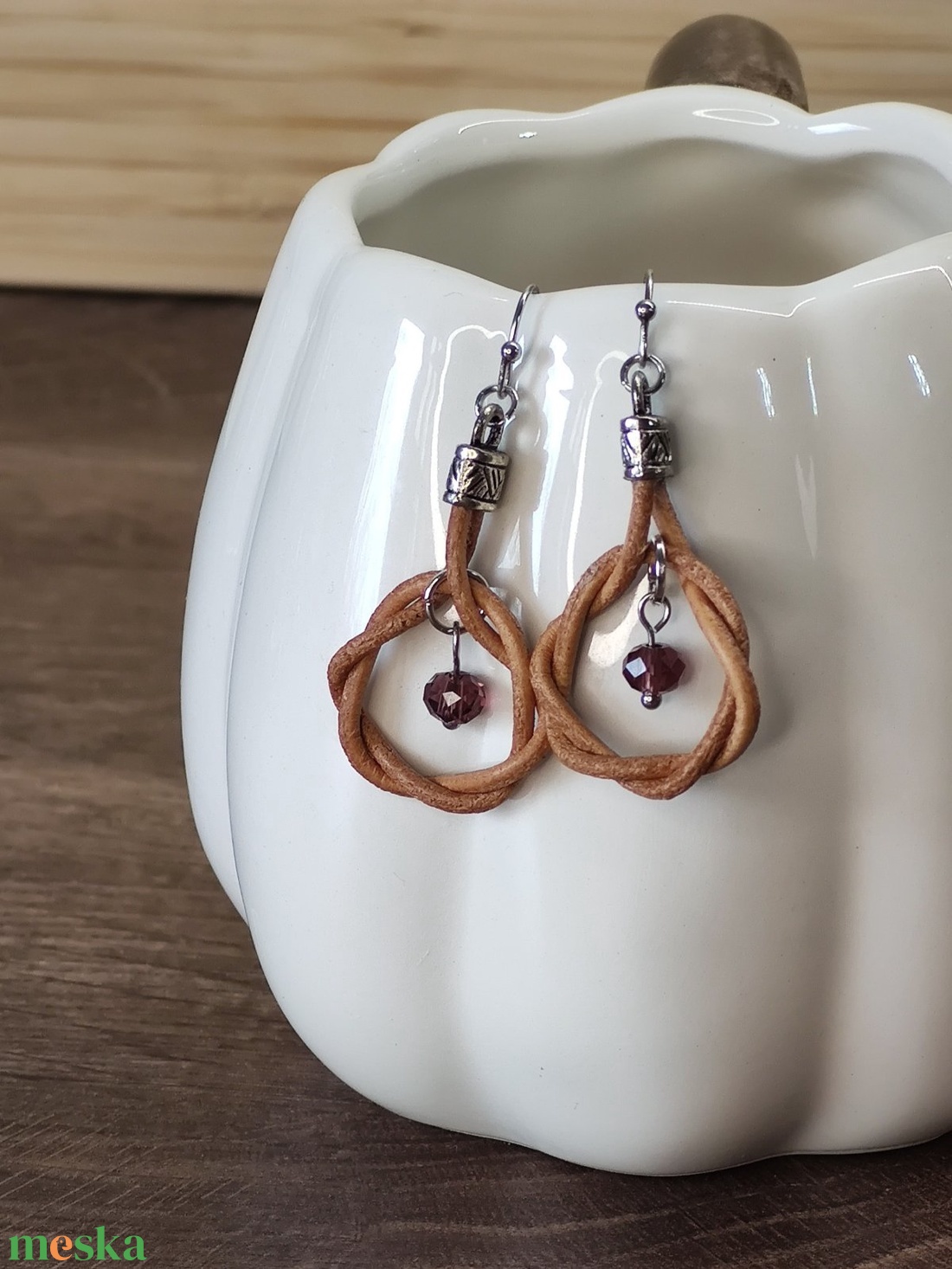 Bőr fülbevaló gyöngyökkel - ékszer - fülbevaló - lógó fülbevaló - Meska.hu