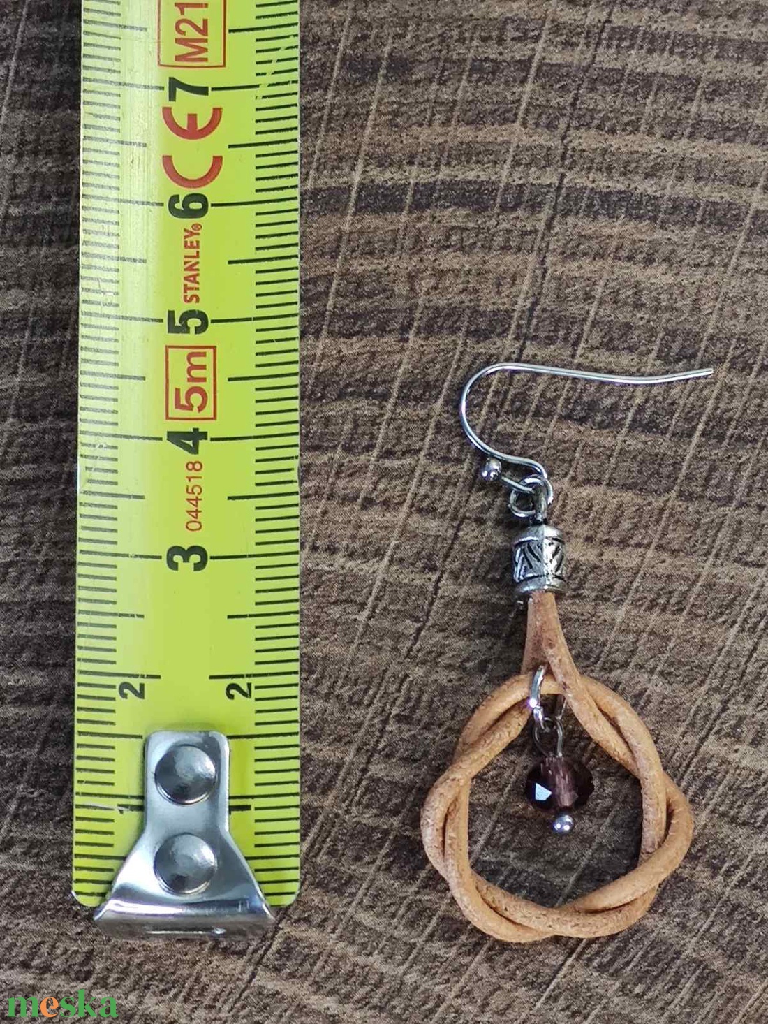 Bőr fülbevaló gyöngyökkel - ékszer - fülbevaló - lógó fülbevaló - Meska.hu