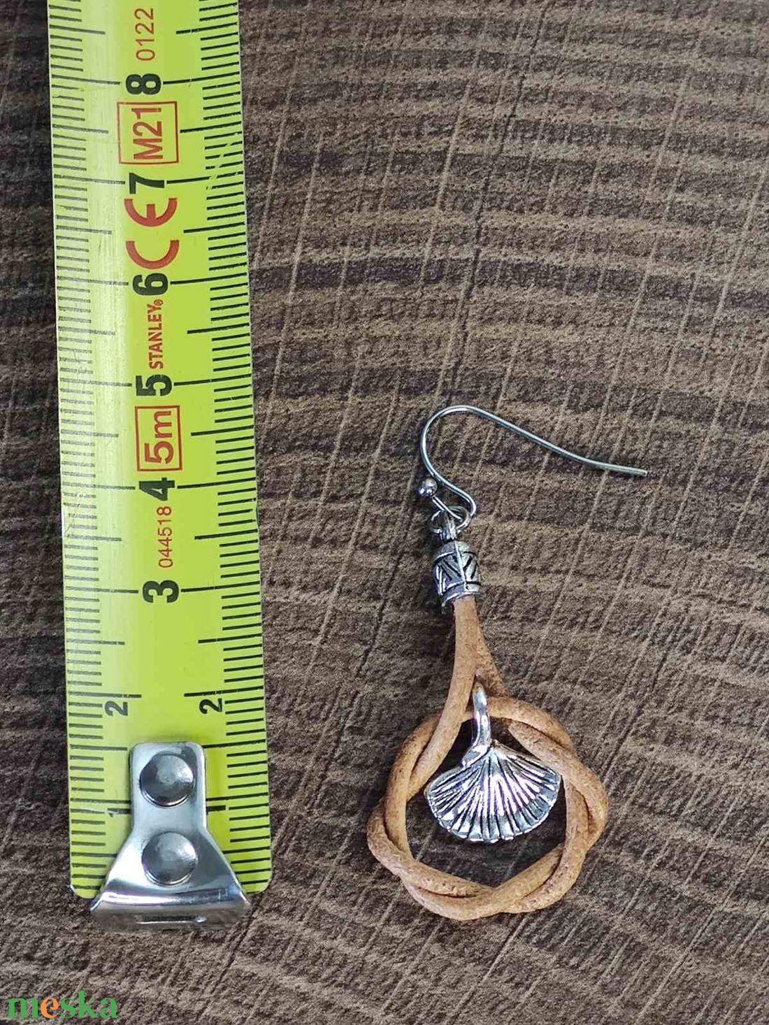 Bőr fülbevaló - ginkgo charm - ékszer - fülbevaló - lógó fülbevaló - Meska.hu