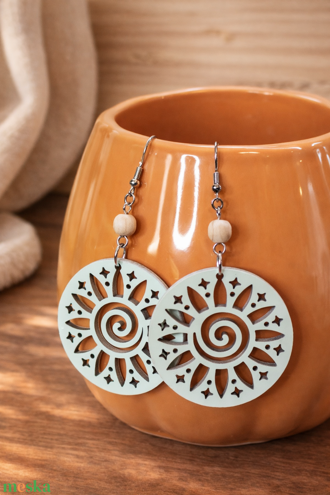 Napvirág � mentazöld fa fülbevaló, közepes - ékszer - fülbevaló - lógós kerek fülbevaló - Meska.hu