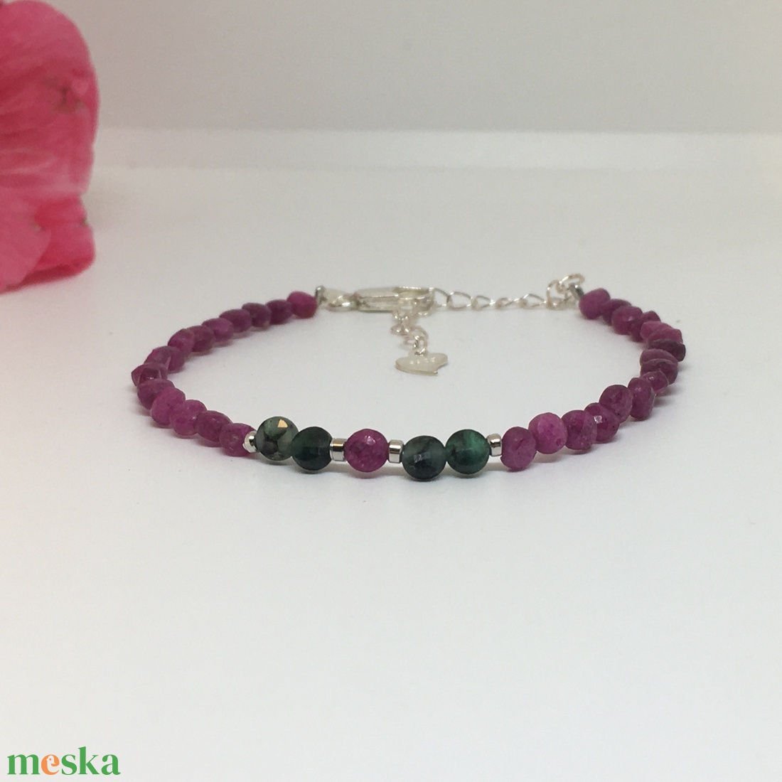  Bőség - Rubin, Smaragd minimál karkötő - ékszer - karkötő - bogyós karkötő - Meska.hu