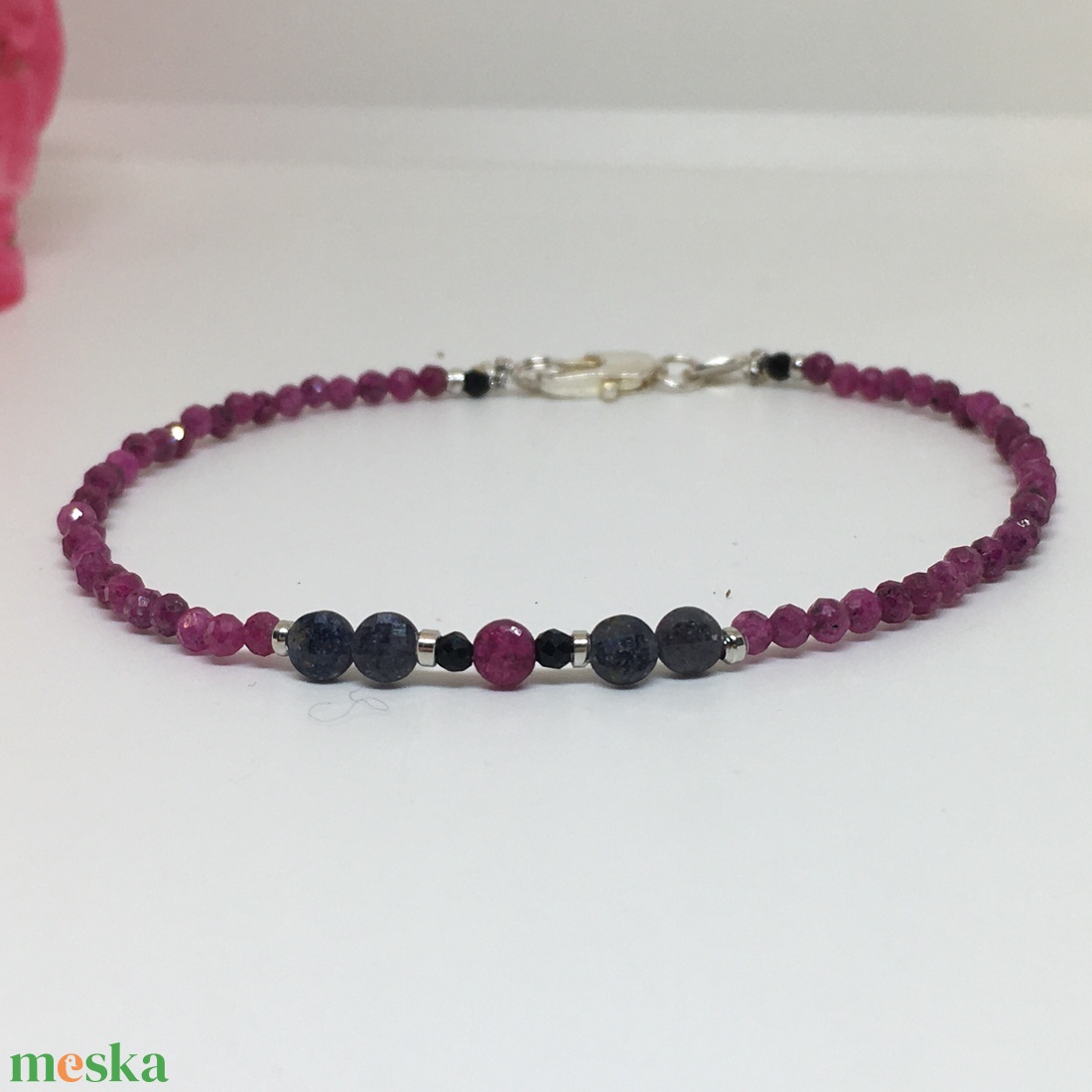 Életkedvet adó nyersRubin- nyersZafír minimál karkötő - ékszer - karkötő - bogyós karkötő - Meska.hu