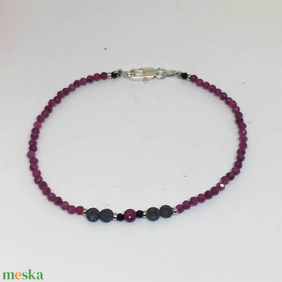 Életkedvet adó nyersRubin- nyersZafír minimál karkötő - ékszer - karkötő - bogyós karkötő - Meska.hu