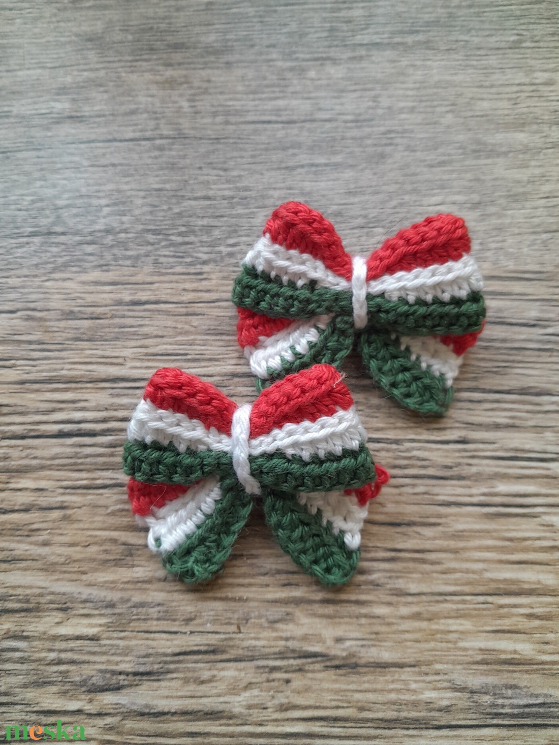 Horgolt kokárda  - ékszer - kitűző és bross - Meska.hu