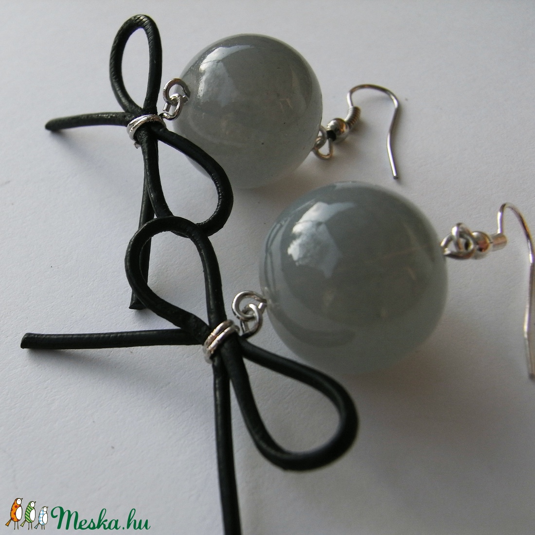 Fülbevaló szürke üveggömbbel - ékszer - fülbevaló - lógó fülbevaló - Meska.hu