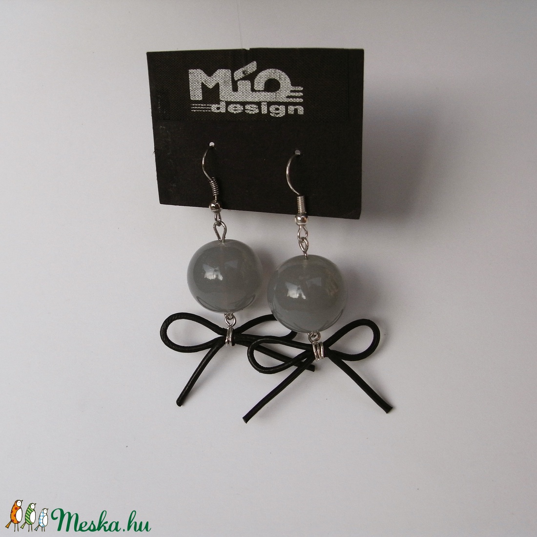 Fülbevaló szürke üveggömbbel - ékszer - fülbevaló - lógó fülbevaló - Meska.hu
