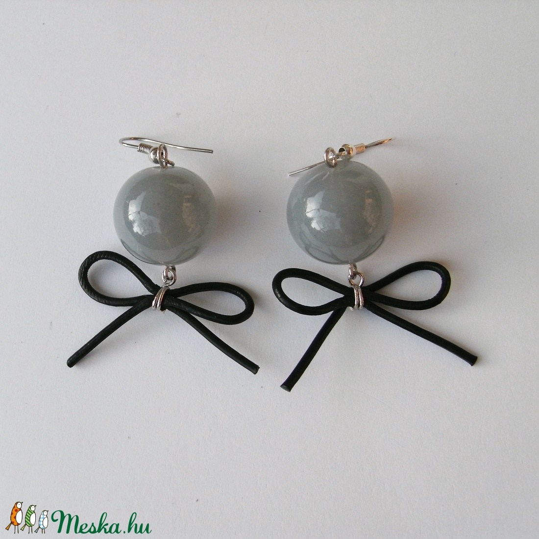 Fülbevaló szürke üveggömbbel - ékszer - fülbevaló - lógó fülbevaló - Meska.hu