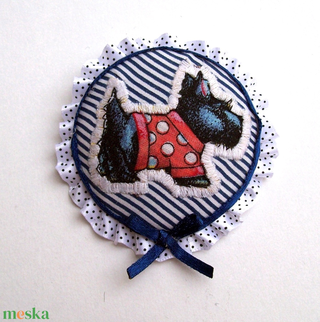 Csikos pöttyös kutyás kitűző - ékszer - kitűző és bross - Meska.hu Csikos pöttyös kutyás kitűző - ékszer - kitűző és bross - Meska.hu