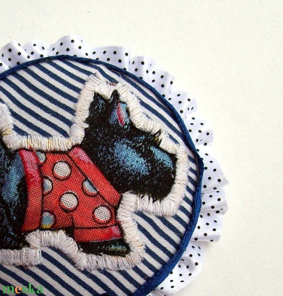 Csikos pöttyös kutyás kitűző - ékszer - kitűző és bross - Meska.hu Csikos pöttyös kutyás kitűző - ékszer - kitűző és bross - Meska.hu