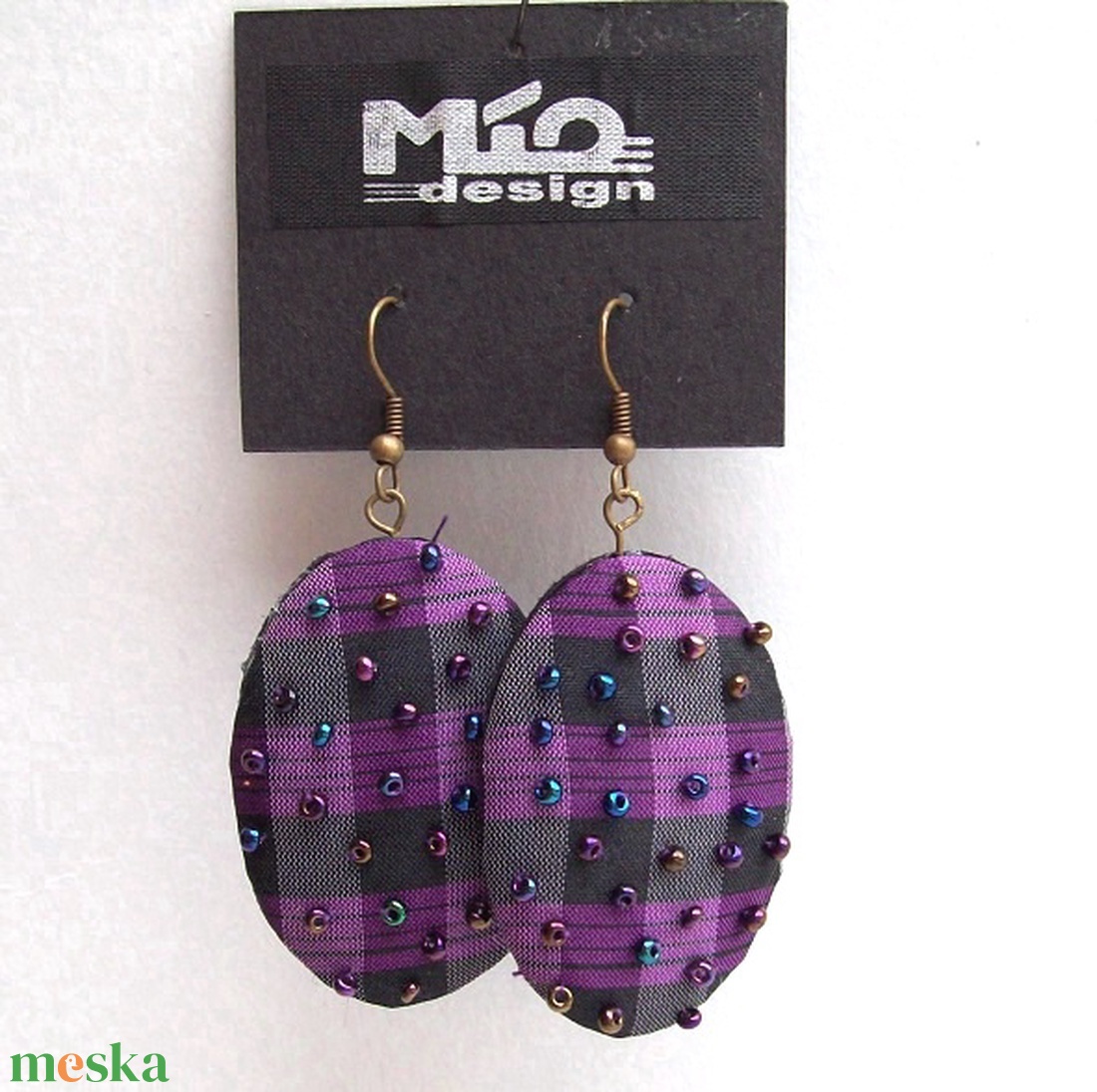Lila kockás gyöngyös fülbevaló - ékszer - fülbevaló - lógós kerek fülbevaló - Meska.hu