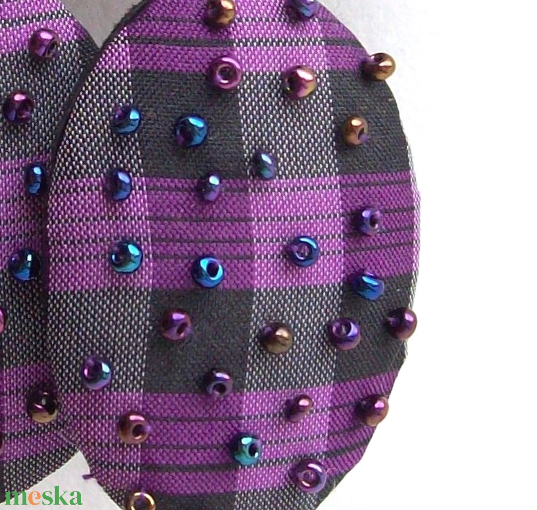 Lila kockás gyöngyös fülbevaló - ékszer - fülbevaló - lógós kerek fülbevaló - Meska.hu