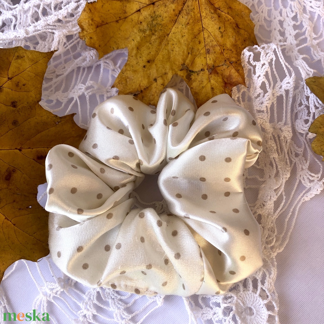 Selyem scrunchie hajgumi, M - ekrü-világosbarna pöttyös - ruha & divat - hajdísz & hajcsat - hajgumi - Meska.hu Selyem scrunchie hajgumi, M - ekrü-világosbarna pöttyös - ruha & divat - hajdísz & hajcsat - hajgumi - Meska.hu