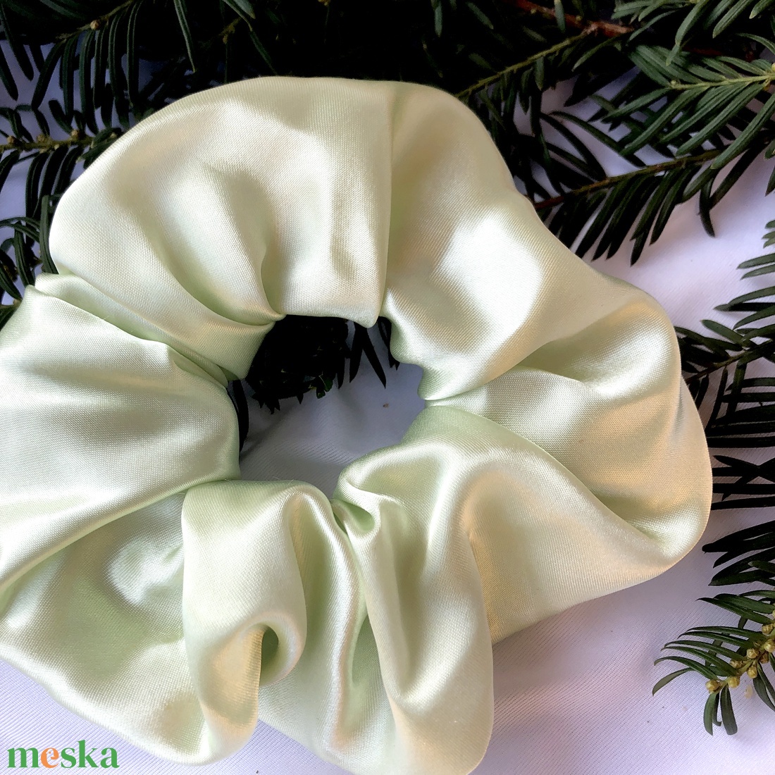 Selyem scrunchie hajgumi, M - pisztácia zöld - ruha & divat - hajdísz & hajcsat - hajgumi - Meska.hu Selyem scrunchie hajgumi, M - pisztácia zöld - ruha & divat - hajdísz & hajcsat - hajgumi - Meska.hu