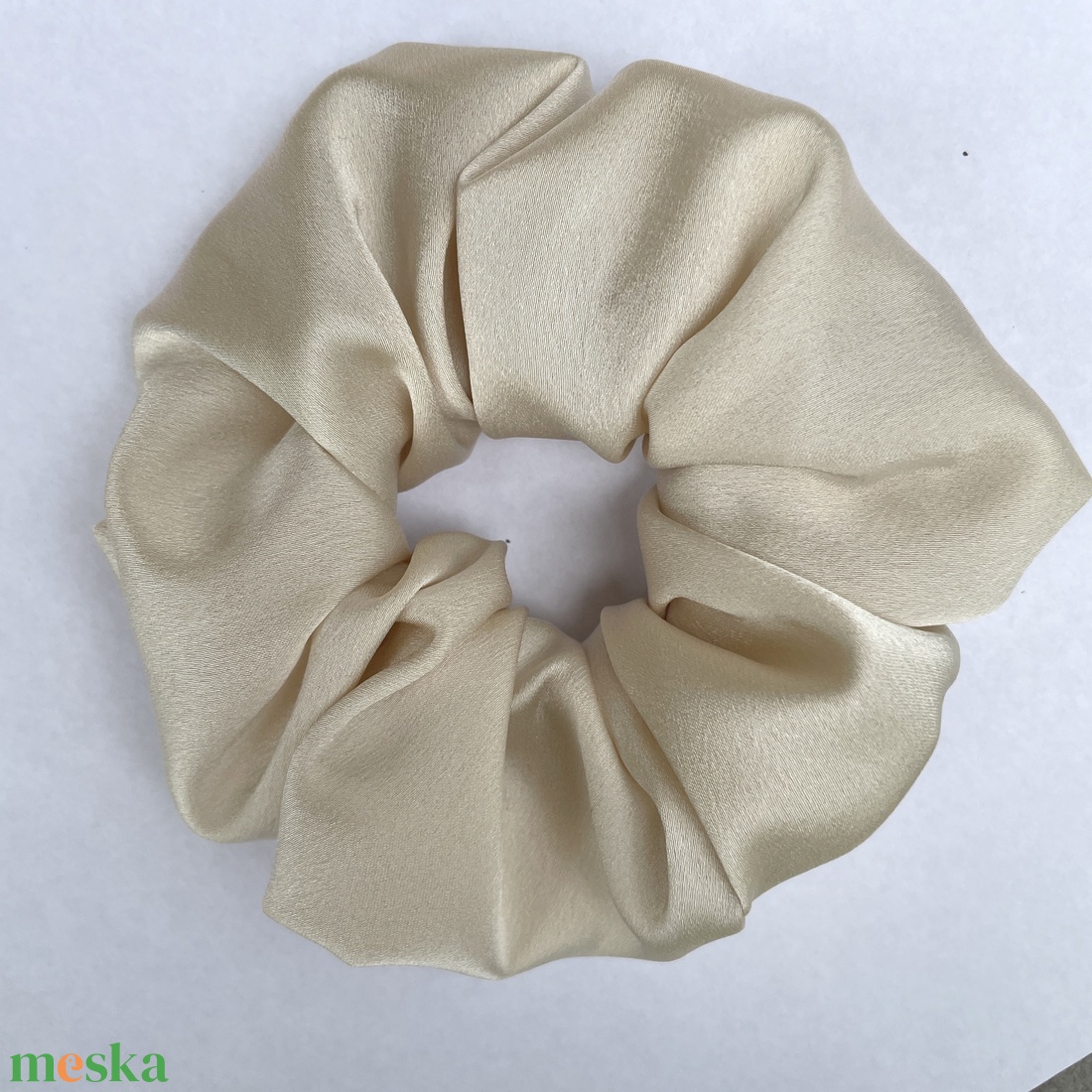 Selyem scrunchie hajgumi, M - Ekrü - ruha & divat - hajdísz & hajcsat - hajgumi - Meska.hu Selyem scrunchie hajgumi, M - Ekrü - ruha & divat - hajdísz & hajcsat - hajgumi - Meska.hu